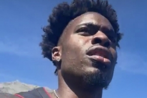 “全副武装”！小米切尔在瑞士远足开直播 身穿热火球衣+带个篮球