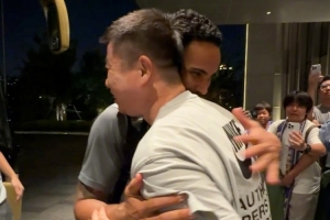 赛后，主教练于根伟在酒店迎接将士凯旋！征途漫漫，再接再厉！