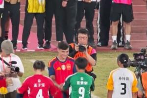 佩德里现身青少年校园足球总决赛，与球员踢互动对抗赛、送球衣
