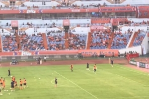 记者：王大雷赛前热身崴脚受伤，于金永要出场