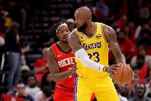 这起飞了呀！老詹新赛季预计担任控卫 球权问题由他解决？